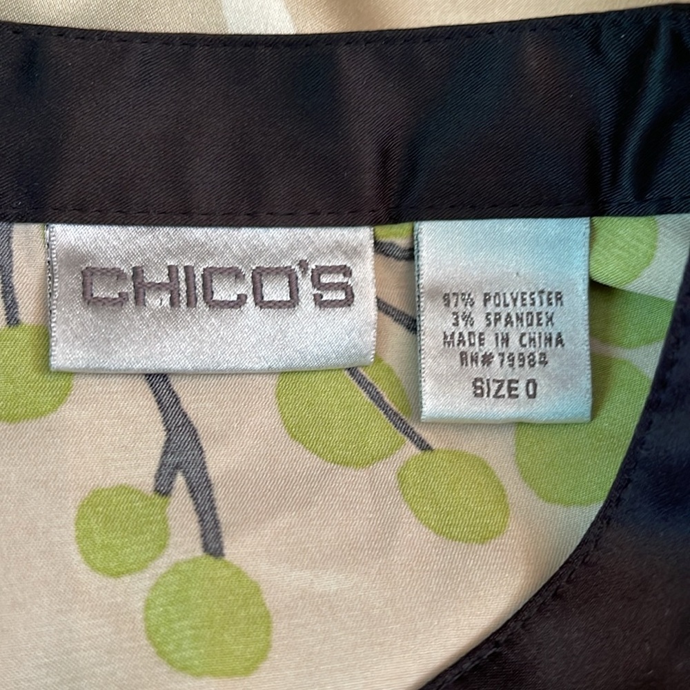 CHICO’S FLORAL BUTTON DETAIL TOP - Picture 8 of 9